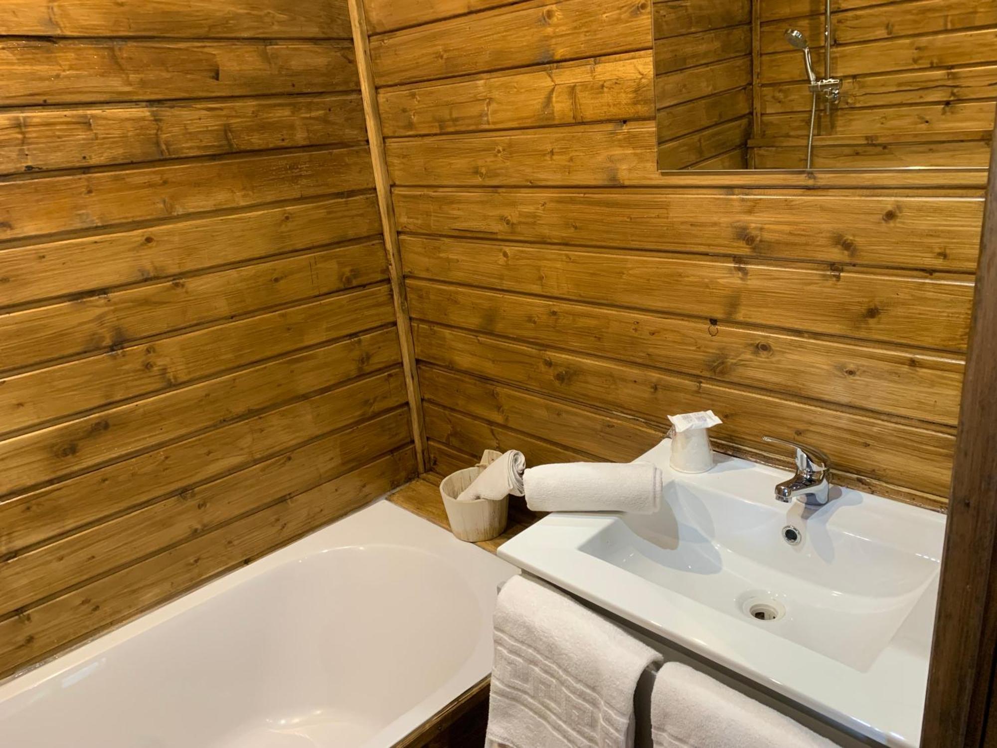 Gites Les Chalets Vezzani Spa Exterior photo